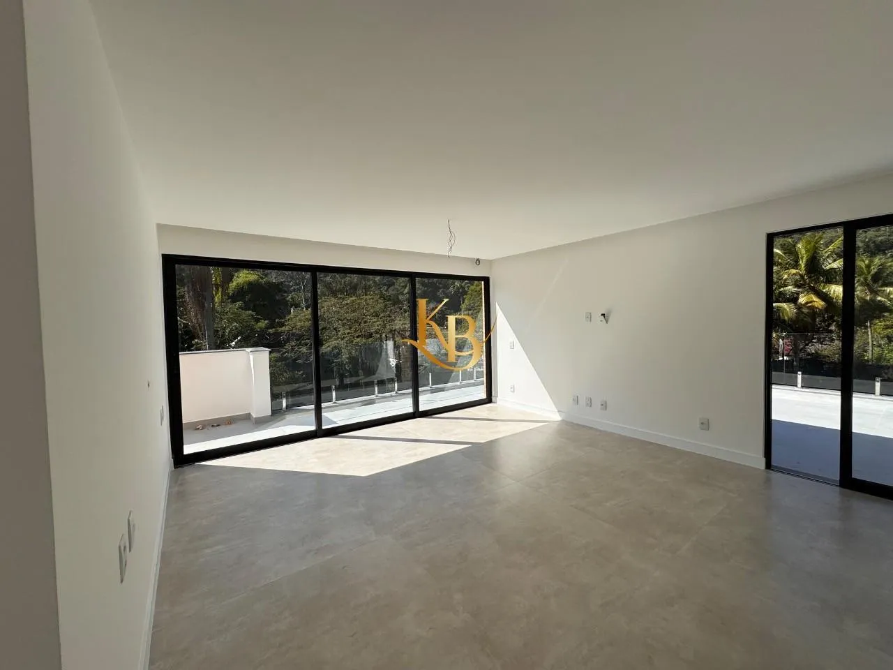 Casa com 5 quartos e área de piscina ao ar livre — photo 52