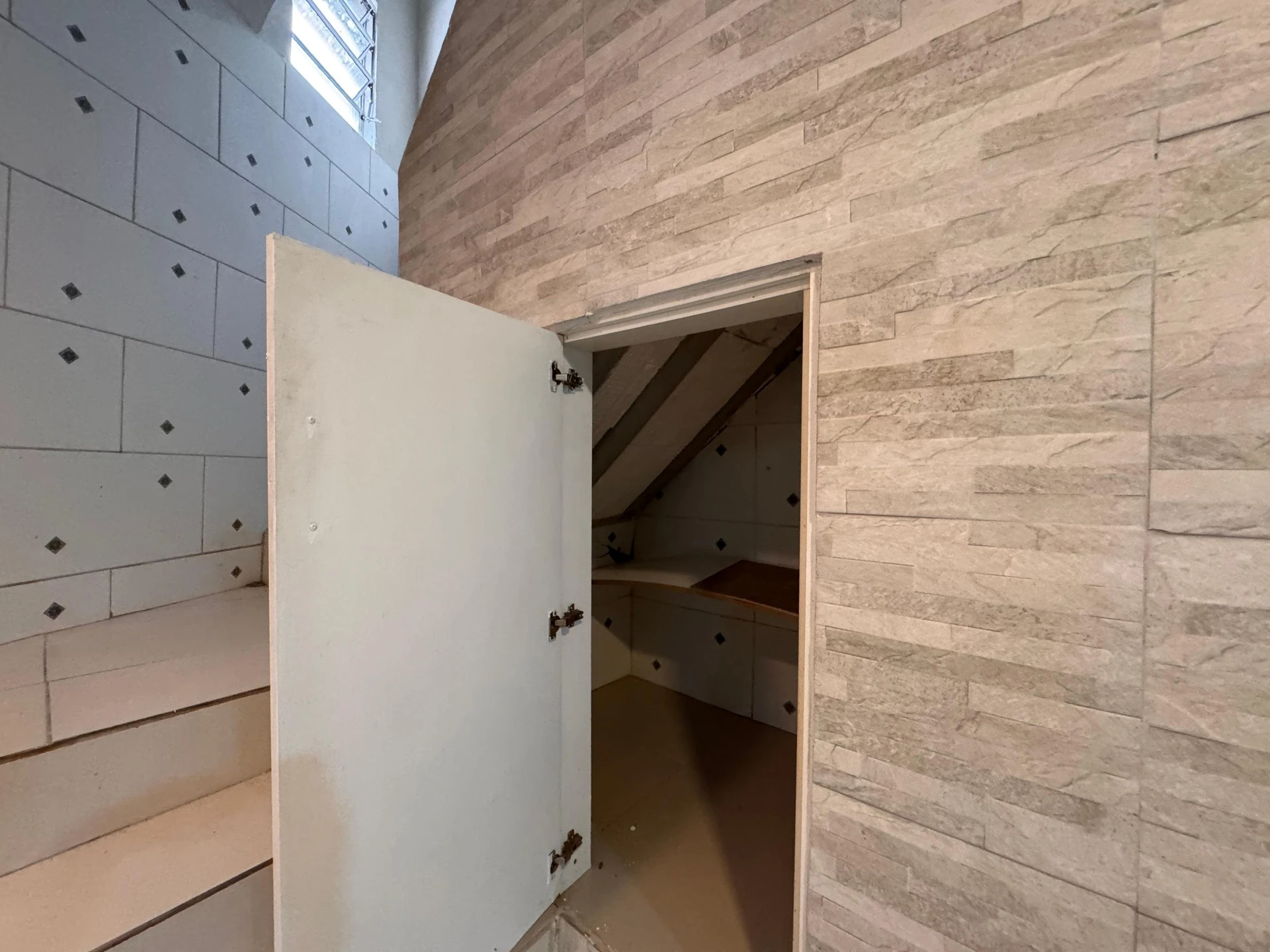Balcony with a grill in a 2-bedroom house, 165 m² — photo 42
