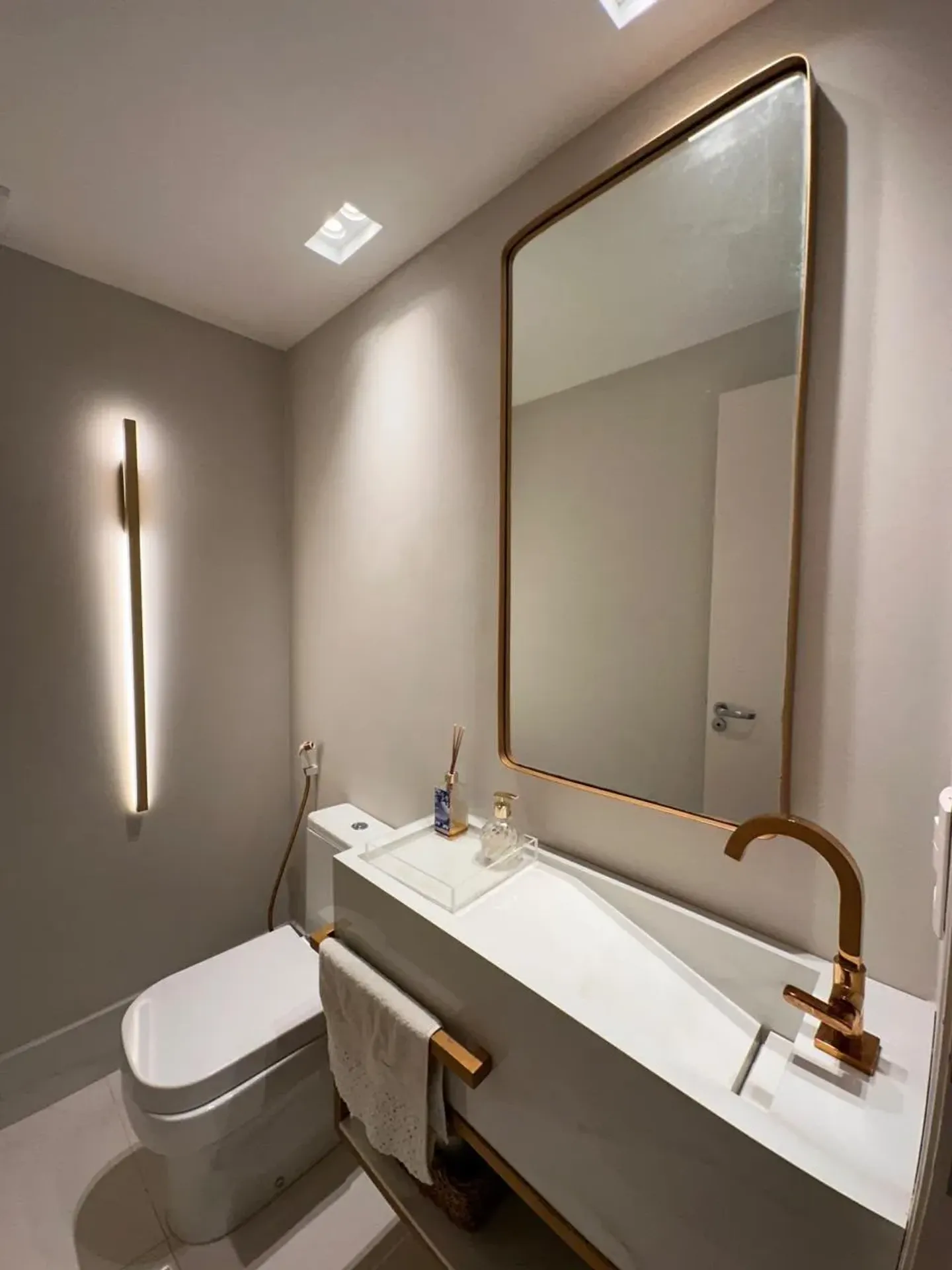 Furnished 180 m² apartment with 3 en-suites and balcony — photo 18