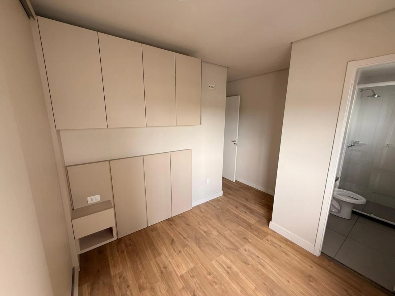 Balcony with a grill in a 2-bedroom apartment, 49 m² — photo 14