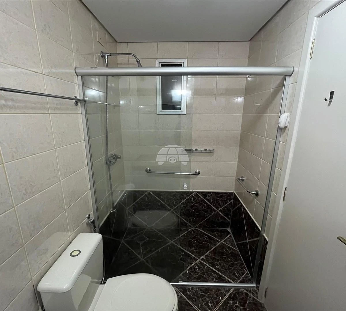 3-bedroom apartment with a bathtub in Curitiba — photo 25