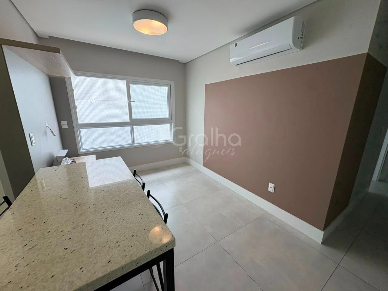 Квартира с 2 спальнями и кухней открытого плана с плитой — photo 5