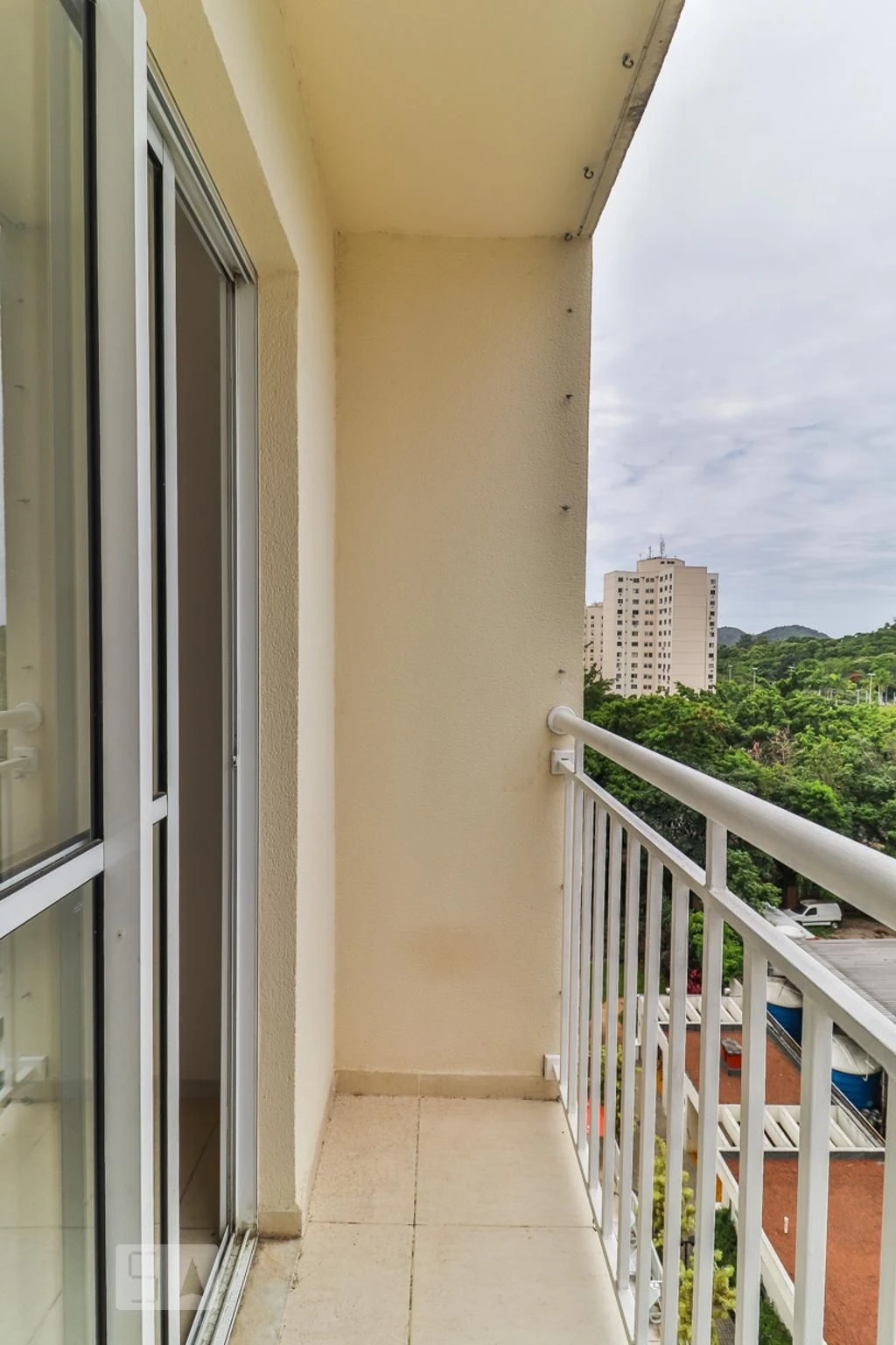 Unfurnished 3-bedroom apartment with balcony — photo 47