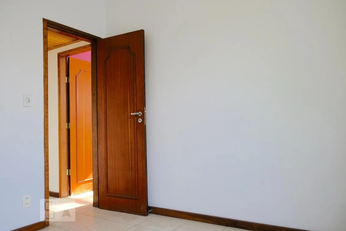 Apartamento sem mobília com cozinha separada e lavanderia — photo 2