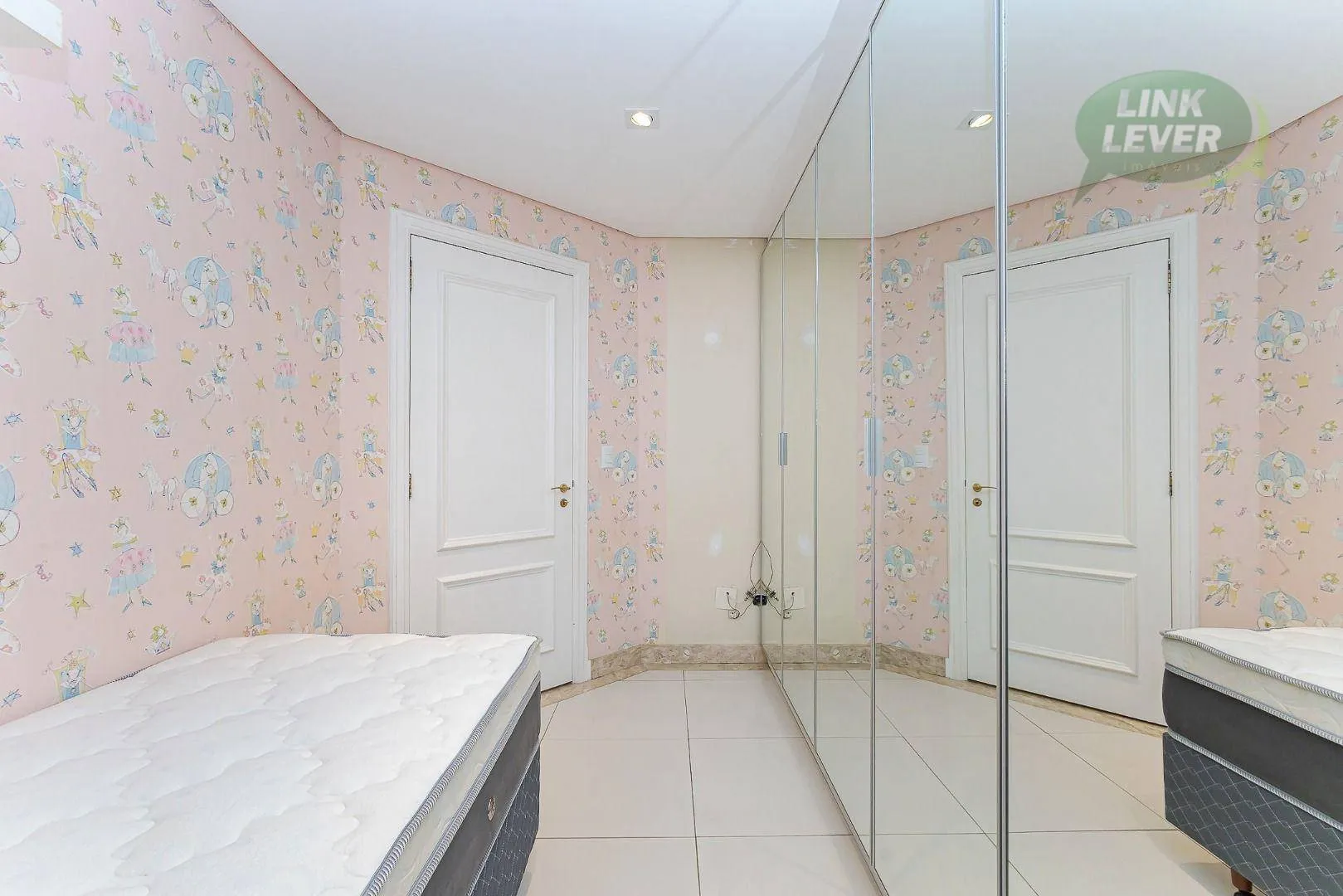 Apartment with 3 bedrooms, balcony and 135 m² — photo 28