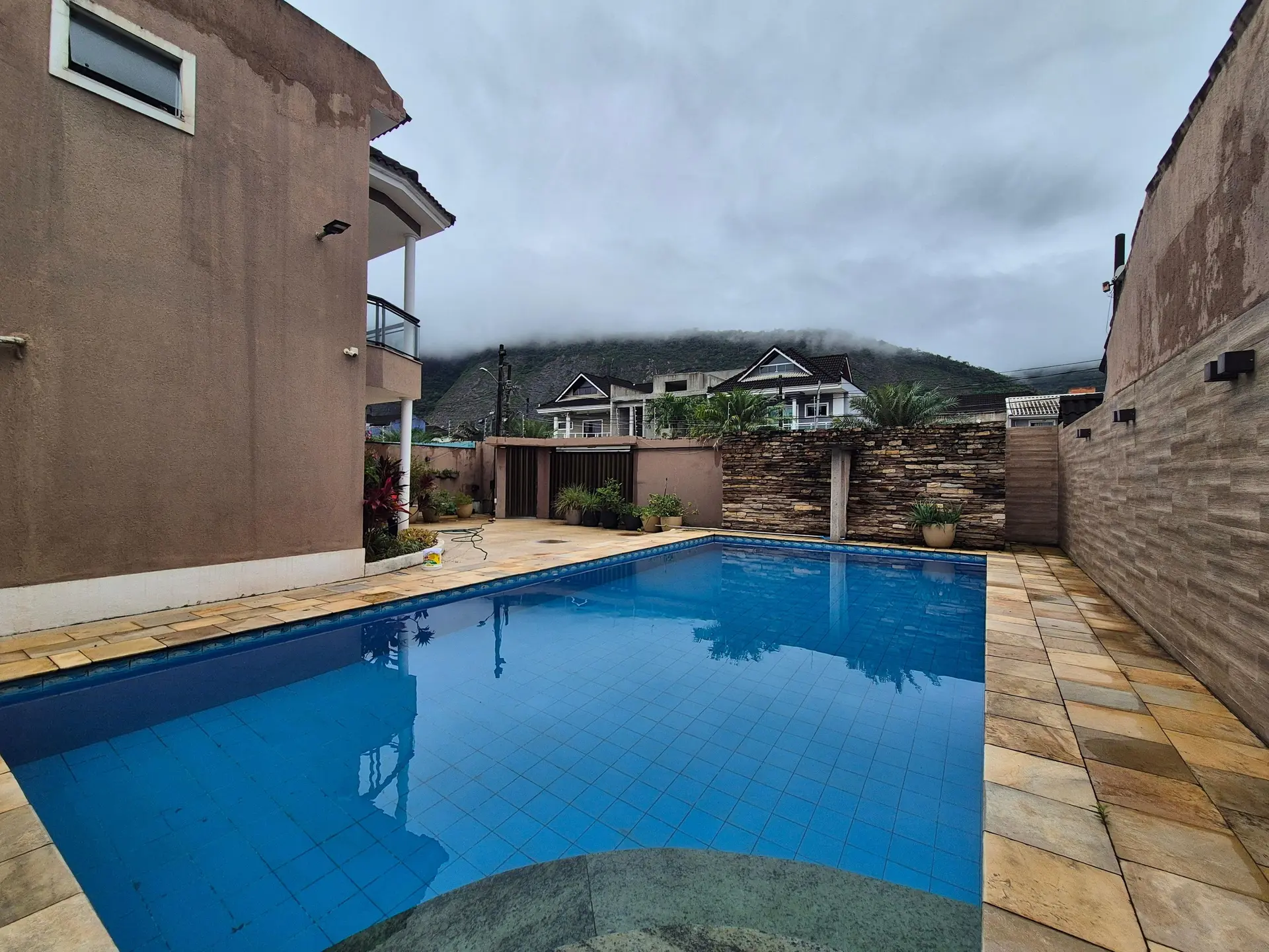 Jacuzzi in a 3-bedroom house, 400 m² — photo 20