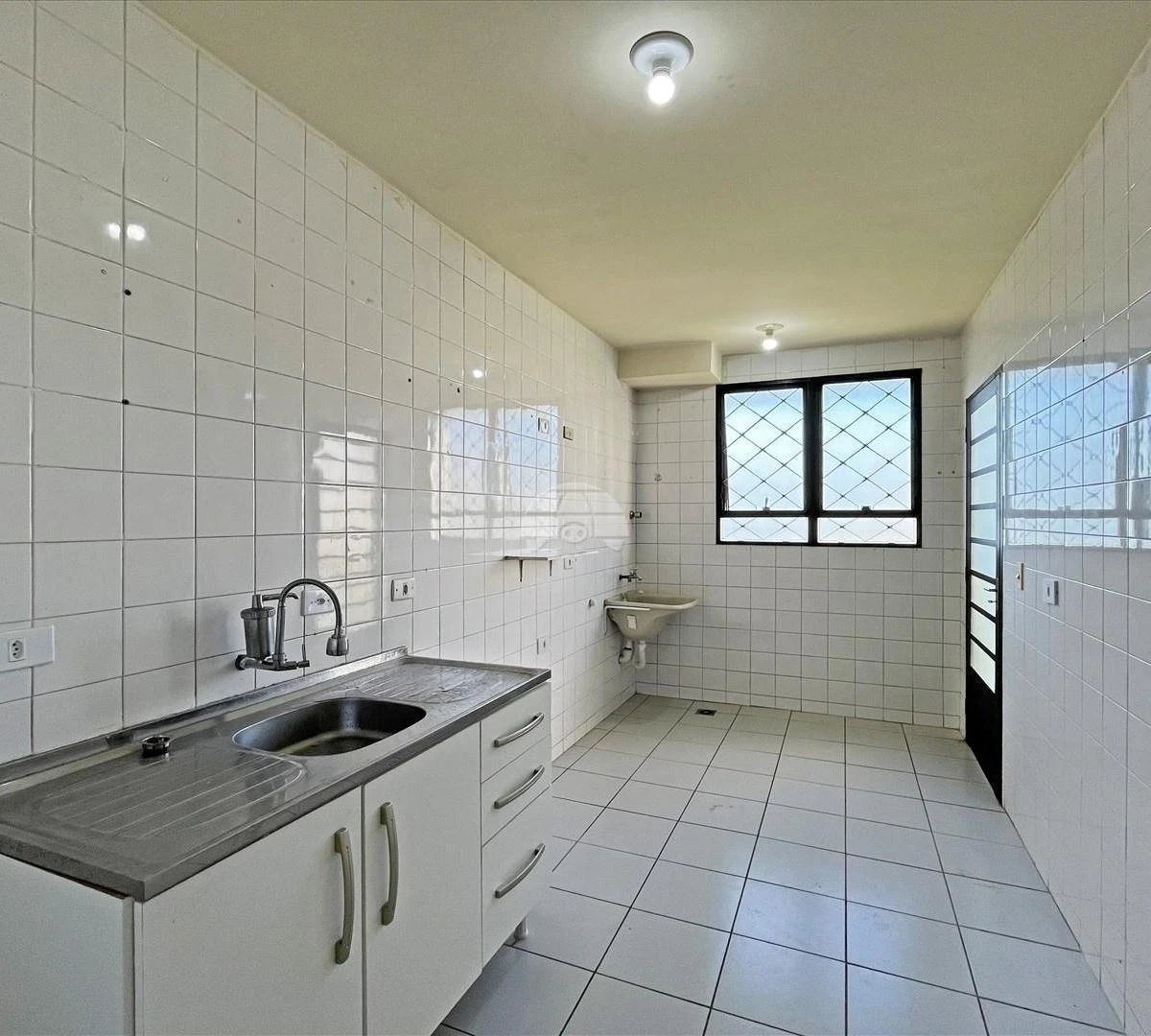 Balcony with a grill in a 3-bedroom apartment, 73 m² — photo 2