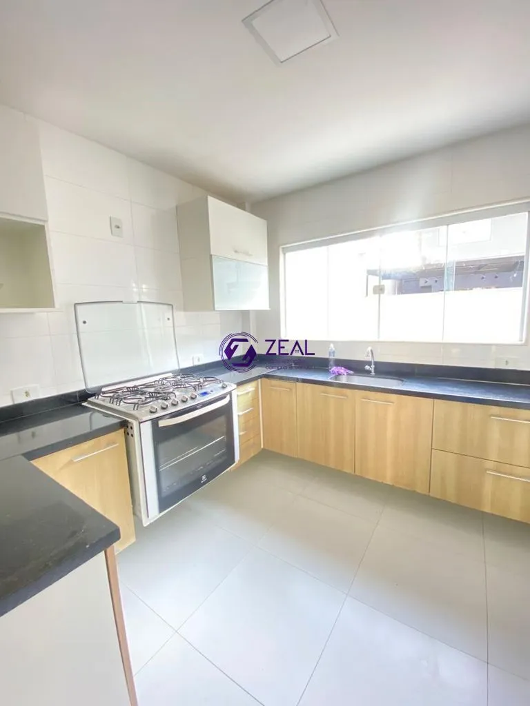Balcony with a grill in a 4-bedroom house, 278 m² — photo 16