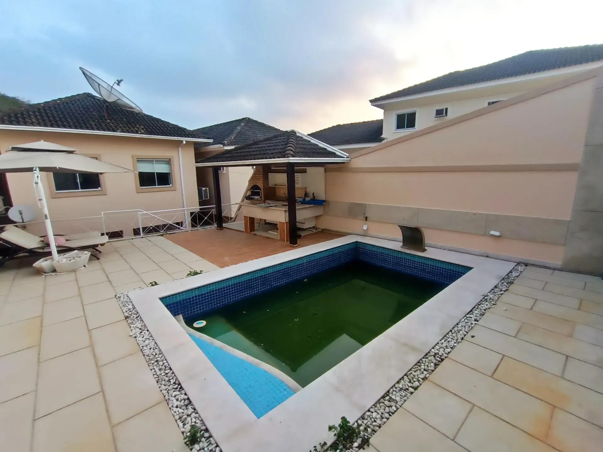 Unfurnished house with 4 bedrooms and 5 bathrooms — photo 36