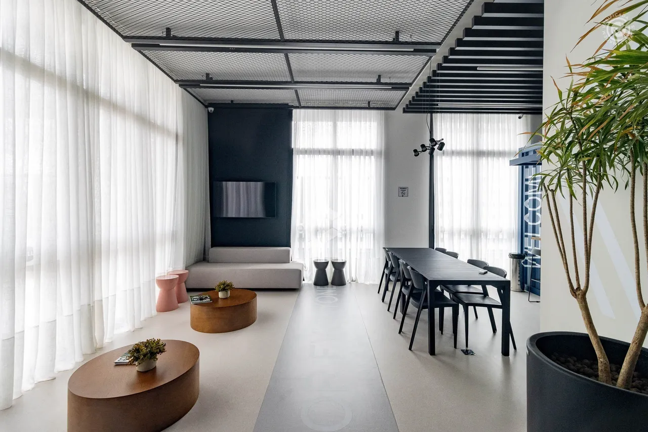 Furnished 1-bedroom apartment with open-plan kitchen — photo 35