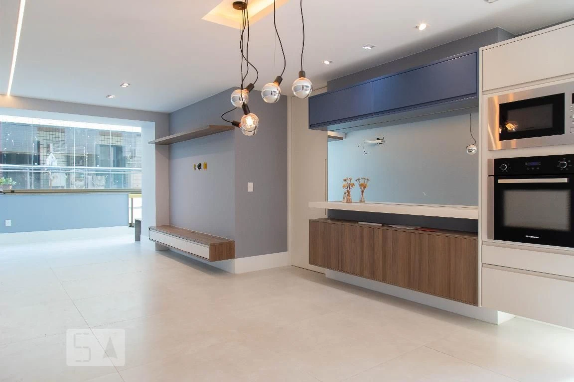 Furnished apartment, 90 m², with a glass-enclosed balcony