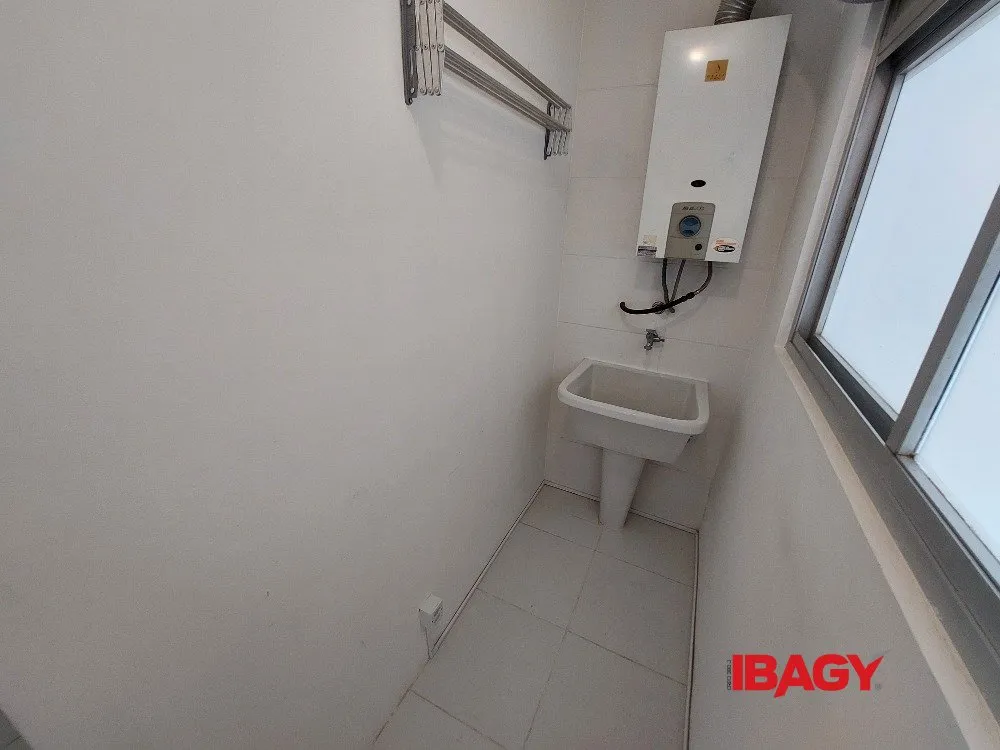 Apartamento de 1 dormitorio con cocina cerrada y plaza — photo 9