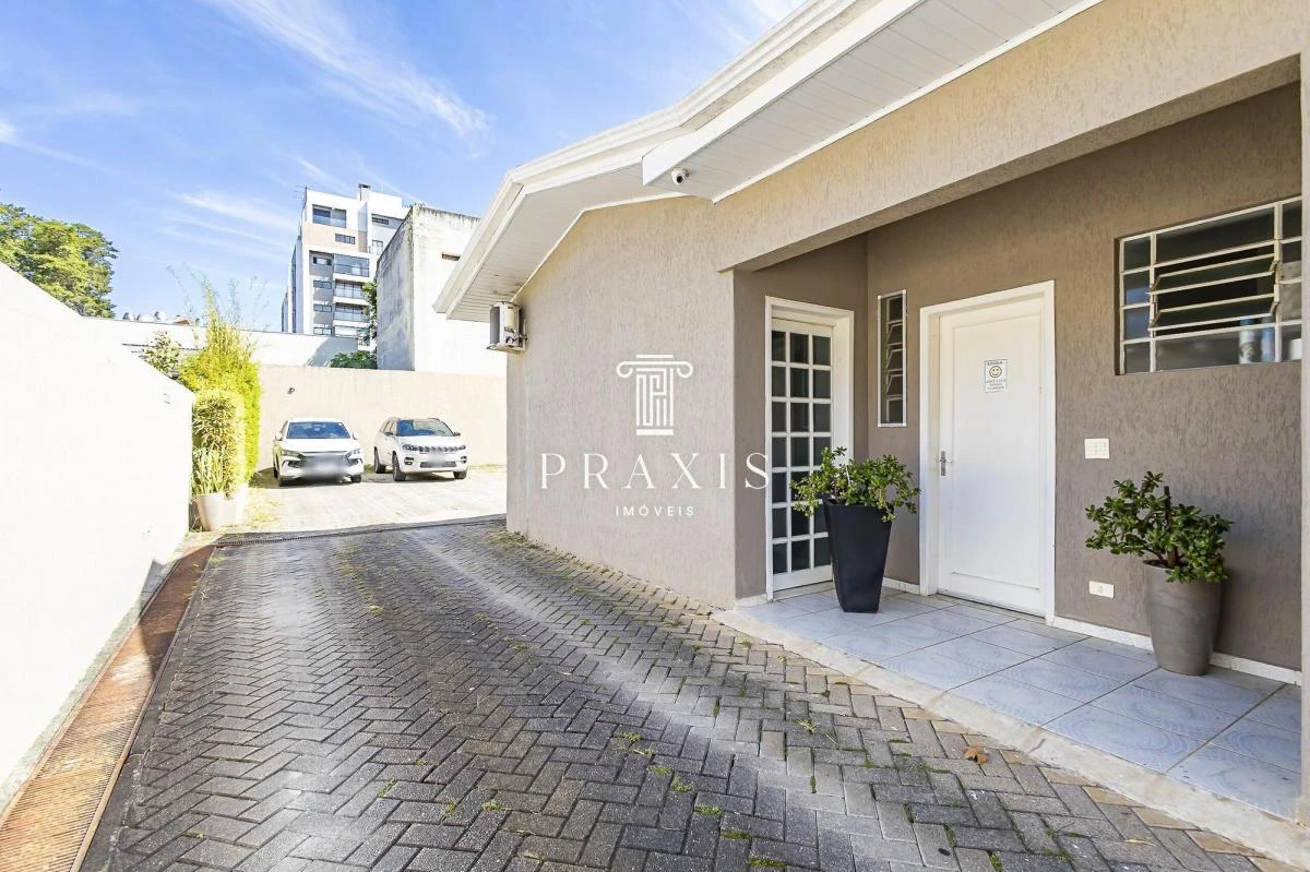 House, 243 m², with a home office