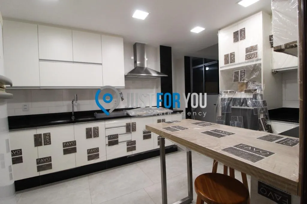 3-bedroom apartment with separate kitchen, 210 m² — photo 2