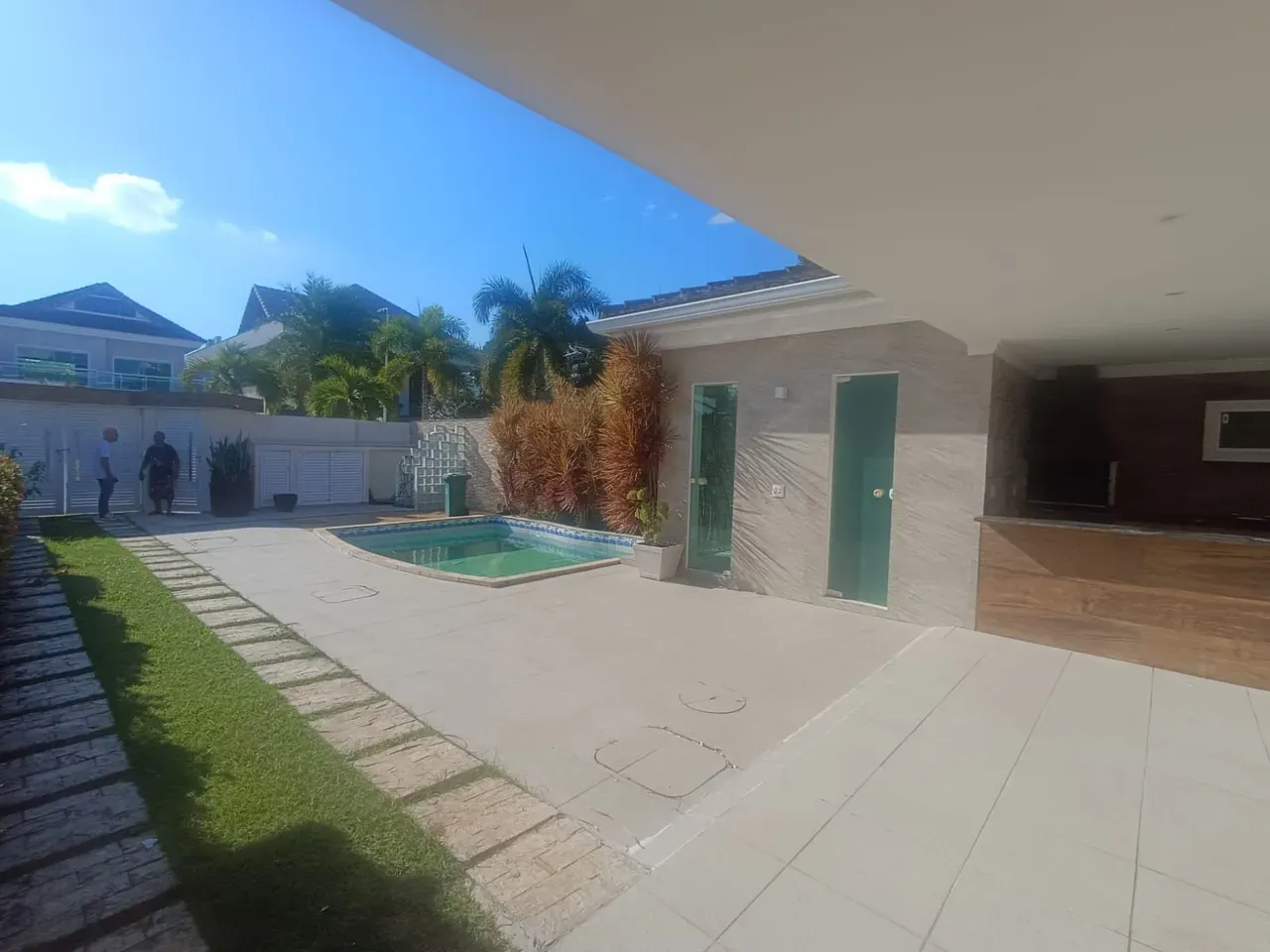 House with 4 bedrooms and 5 bathrooms — photo 3