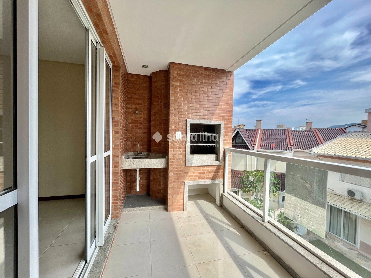 Balcony with a grill in a 2-bedroom apartment, 73 m² — photo 5