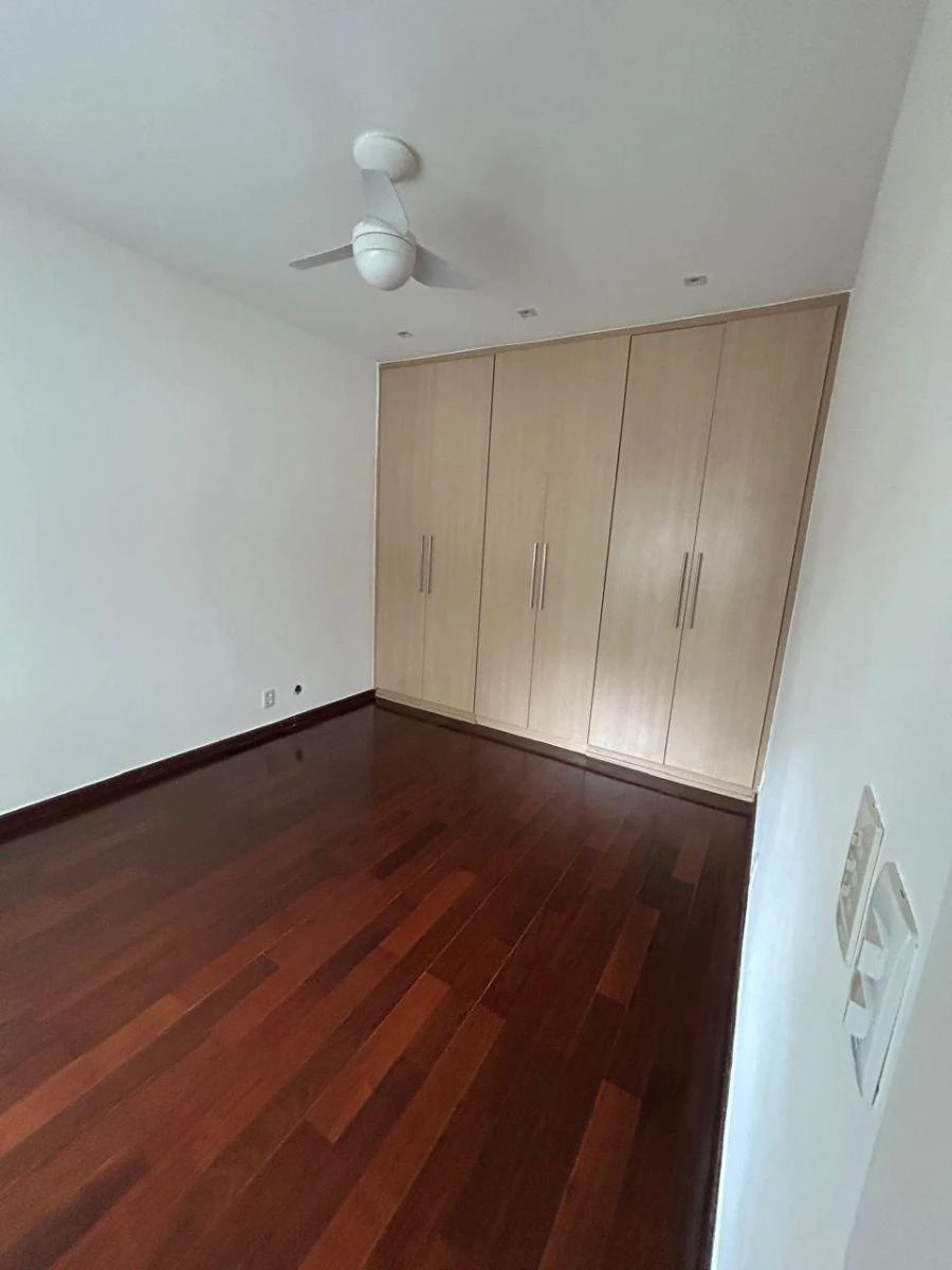 4-bedroom apartment with a walk-in closet — photo 4