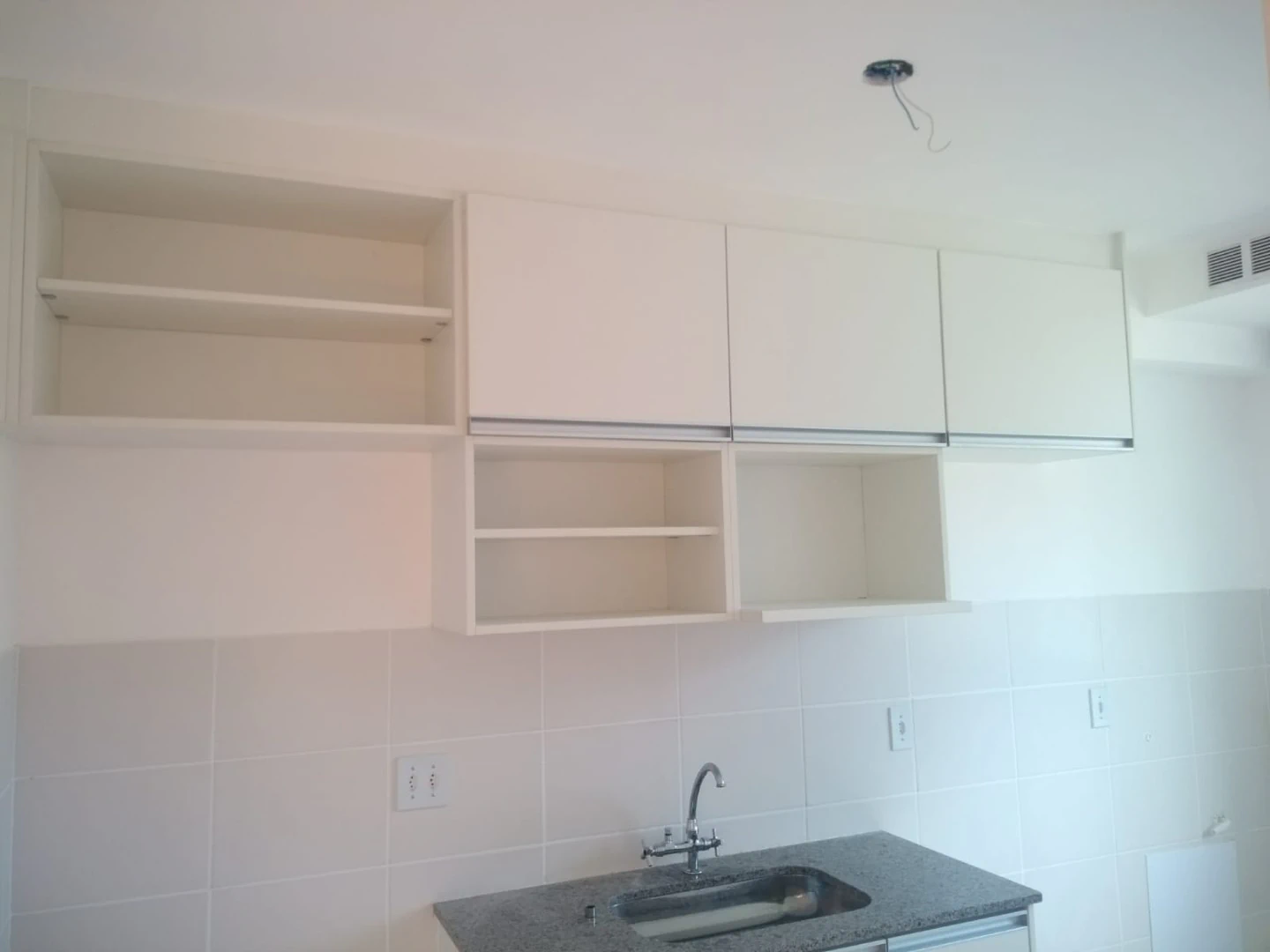 Apartamento de 2 quartos em condomínio com piscina