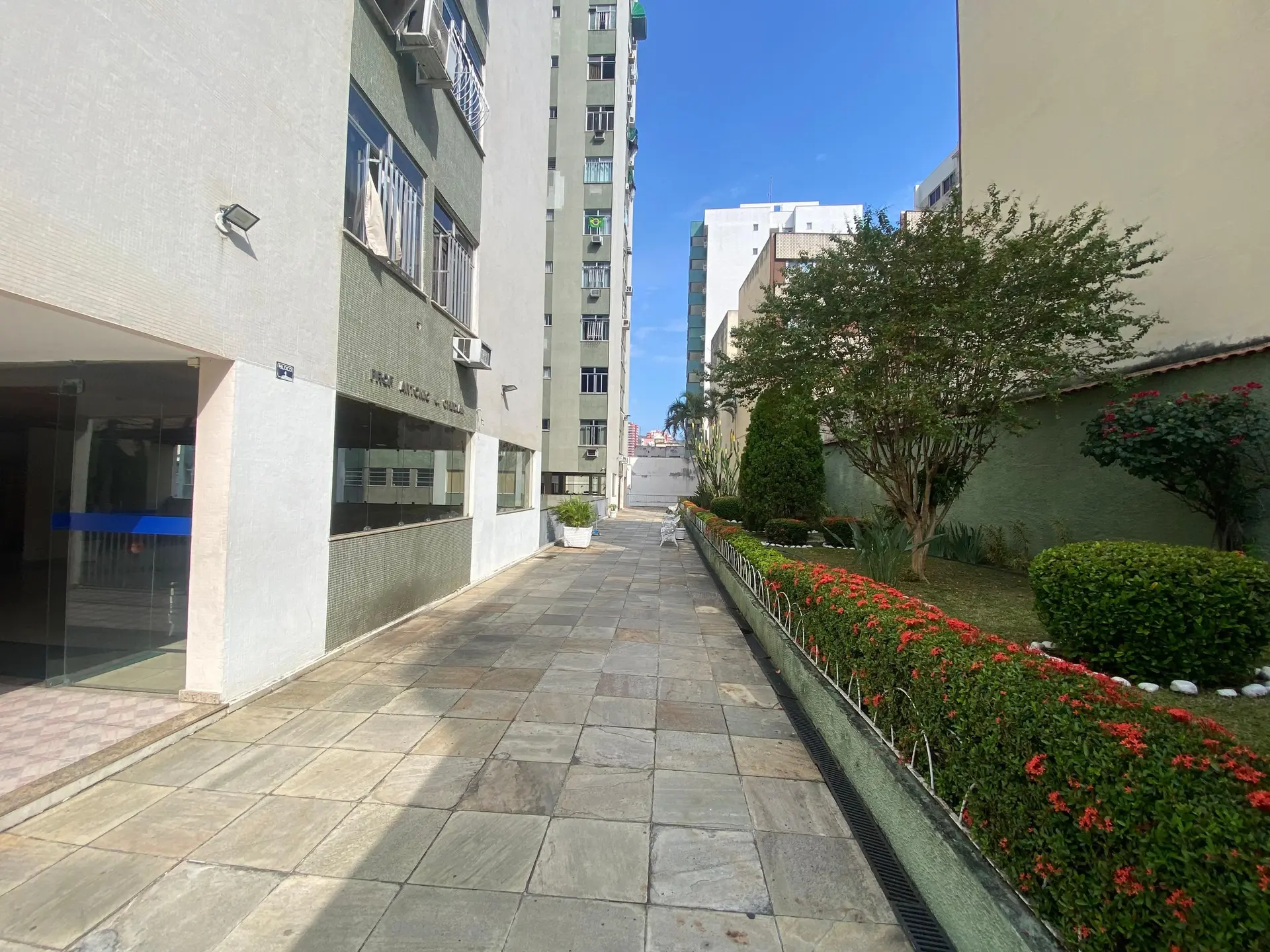 Квартира з 2 спальнями, 1 ванною та терасою — photo 17