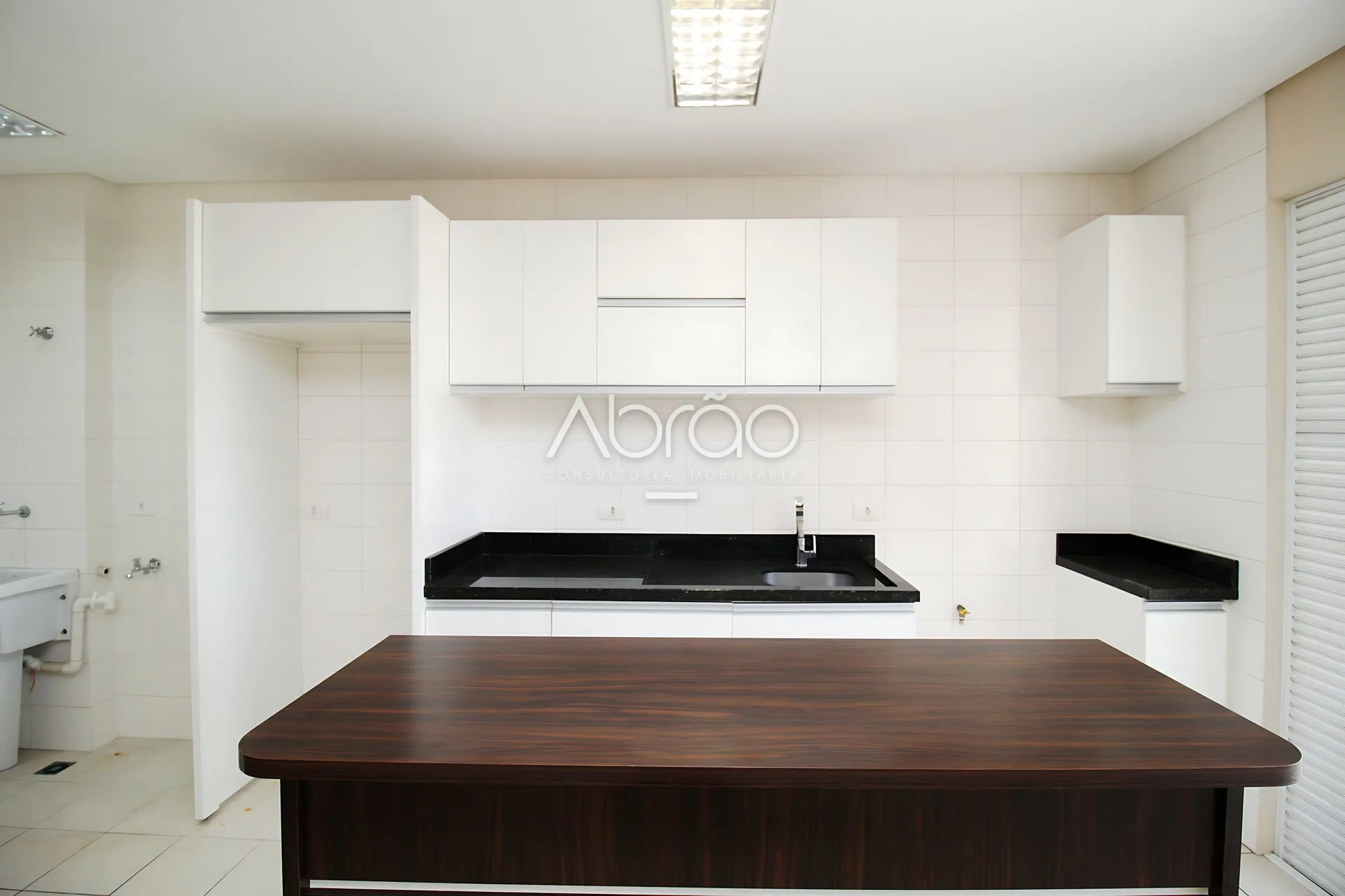 Spacious 3-bedroom apartment with 3 bathrooms — photo 22