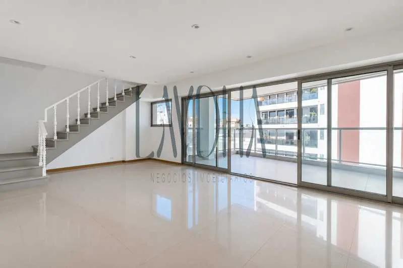 Duplex top-floor apartment with enclosed balcony — photo 10
