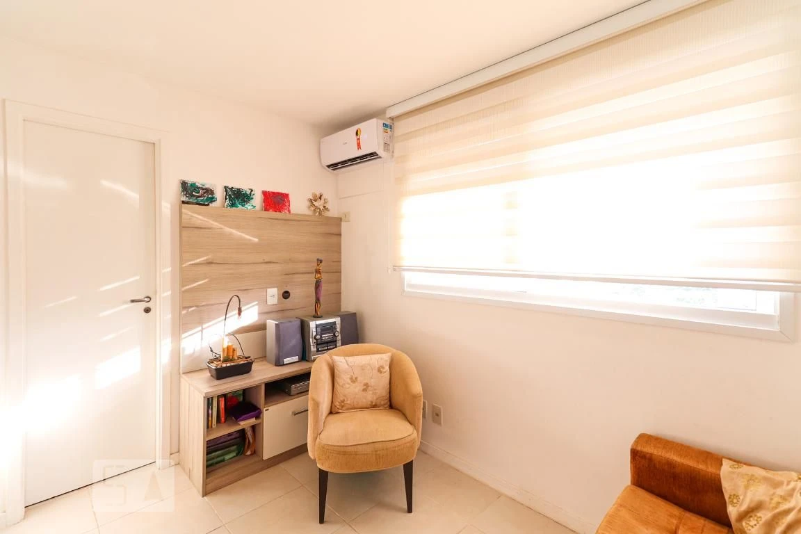 Rental apartment with 4 bedrooms and a glassed-in balcony — photo 22