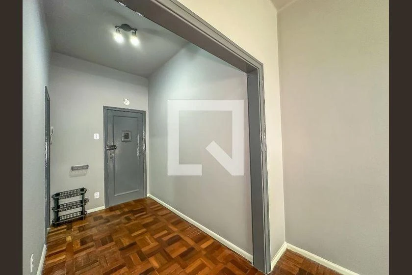 Studio com piso de madeira ou laminado, Centro — photo 23