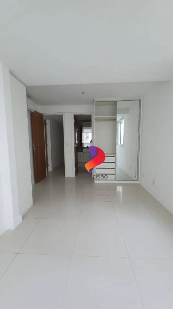 Apartment with enclosed balcony and 4 bedrooms — photo 36