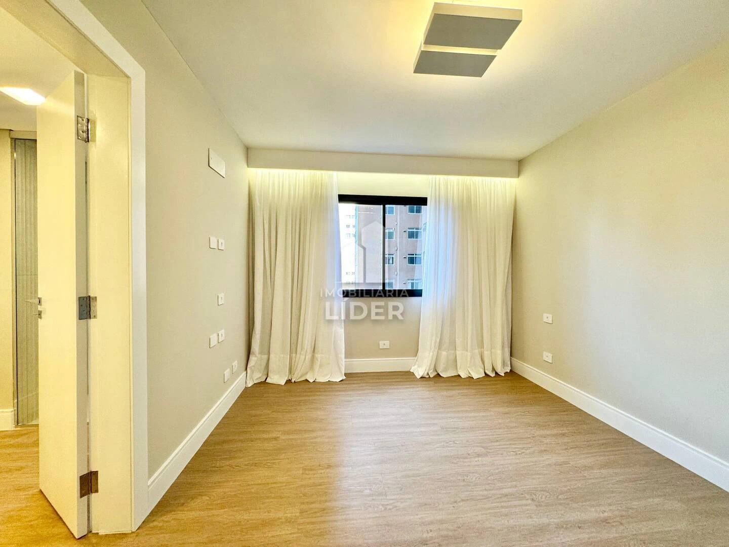 Apartment with 4 bedrooms and 3 parking spots, balcony — photo 29