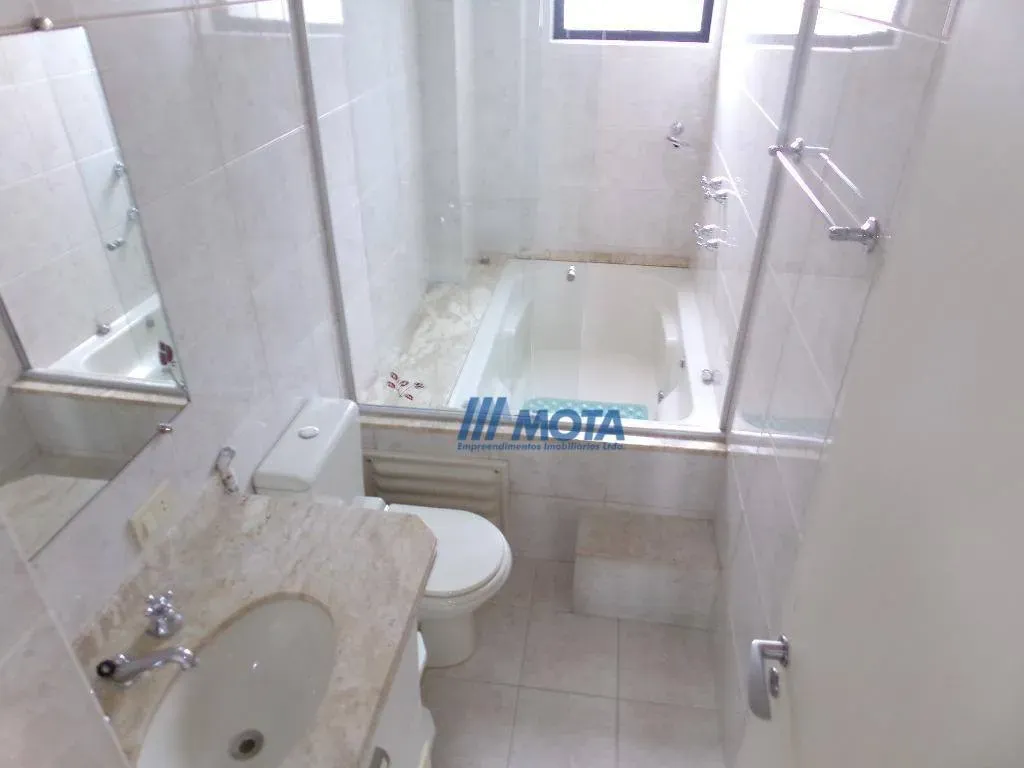 3-bedroom apartment with a bathtub — photo 20