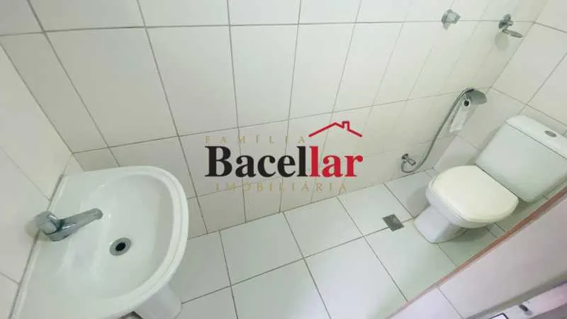Wood or laminate floors in a 2-bedroom apartment, 83 m² — photo 13