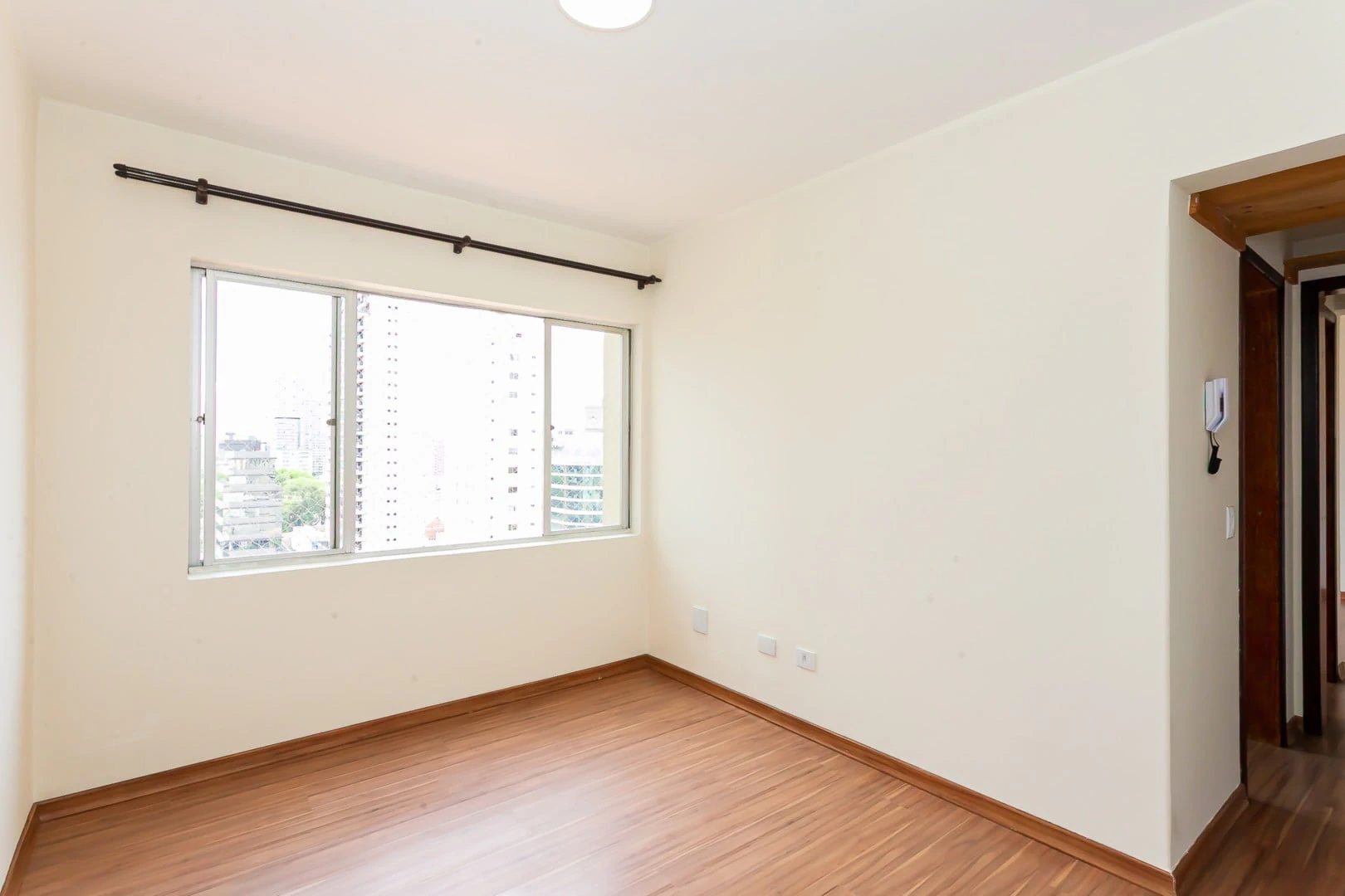 Дерев'яна підлога або ламінат та 1 спальня: квартира 44 м² — photo 7