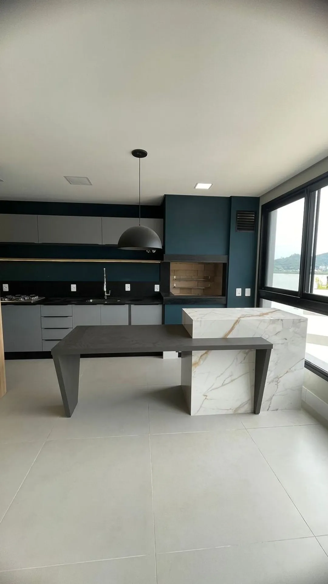 Balcony with a grill in a 3-bedroom apartment, 131 m² — photo 20