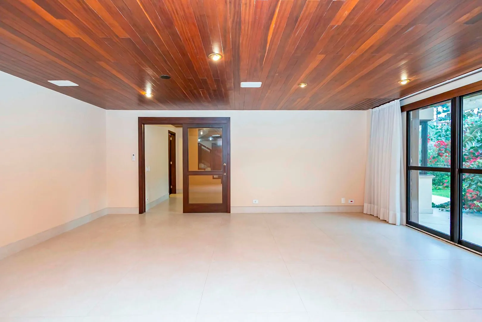 Rental house with 4 bedrooms and 5 bathrooms across 550 m² — photo 26