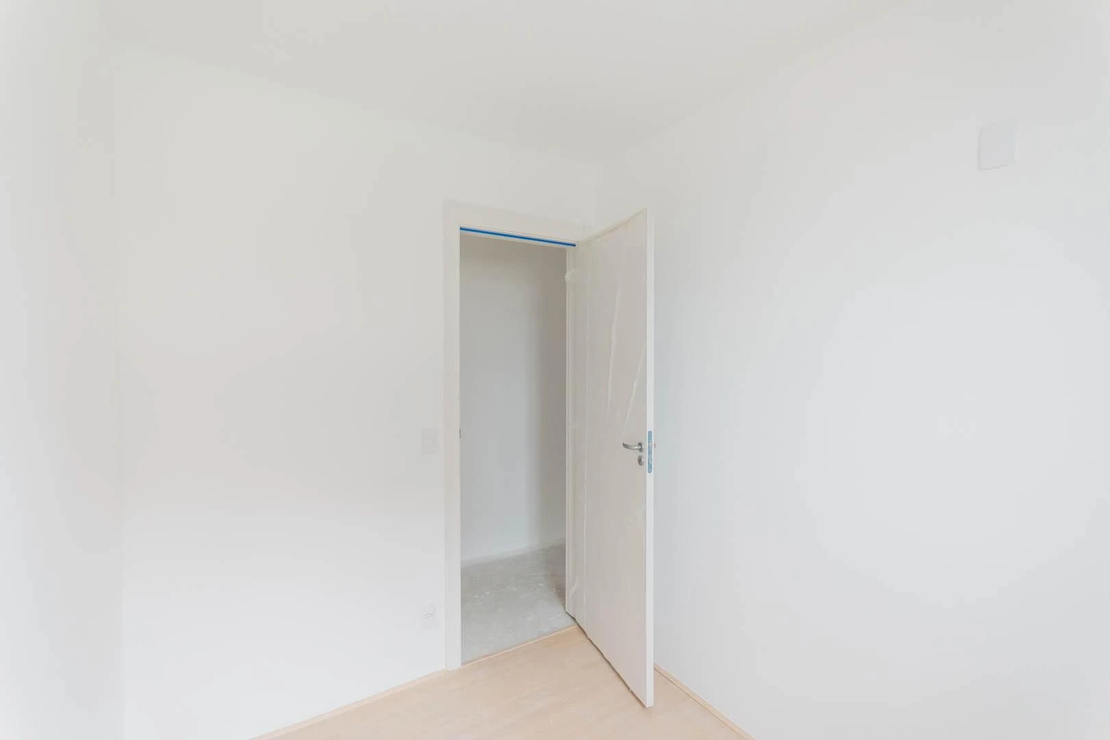 2-bedroom apartment with a suite and a glass balcony — photo 19