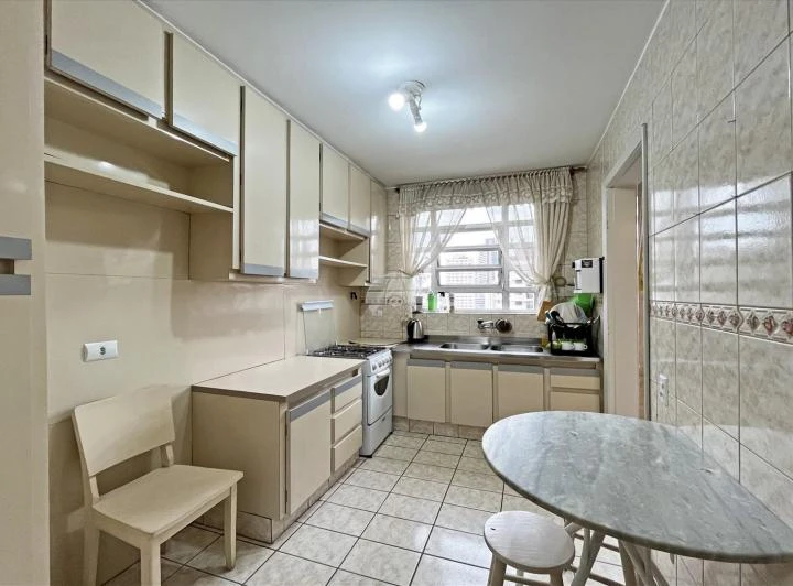 Apartamento de 3 quartos com piso de madeira na sala — photo 7