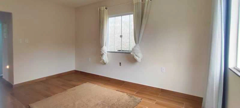 House with 3 bedrooms and a glass shower enclosure — photo 2