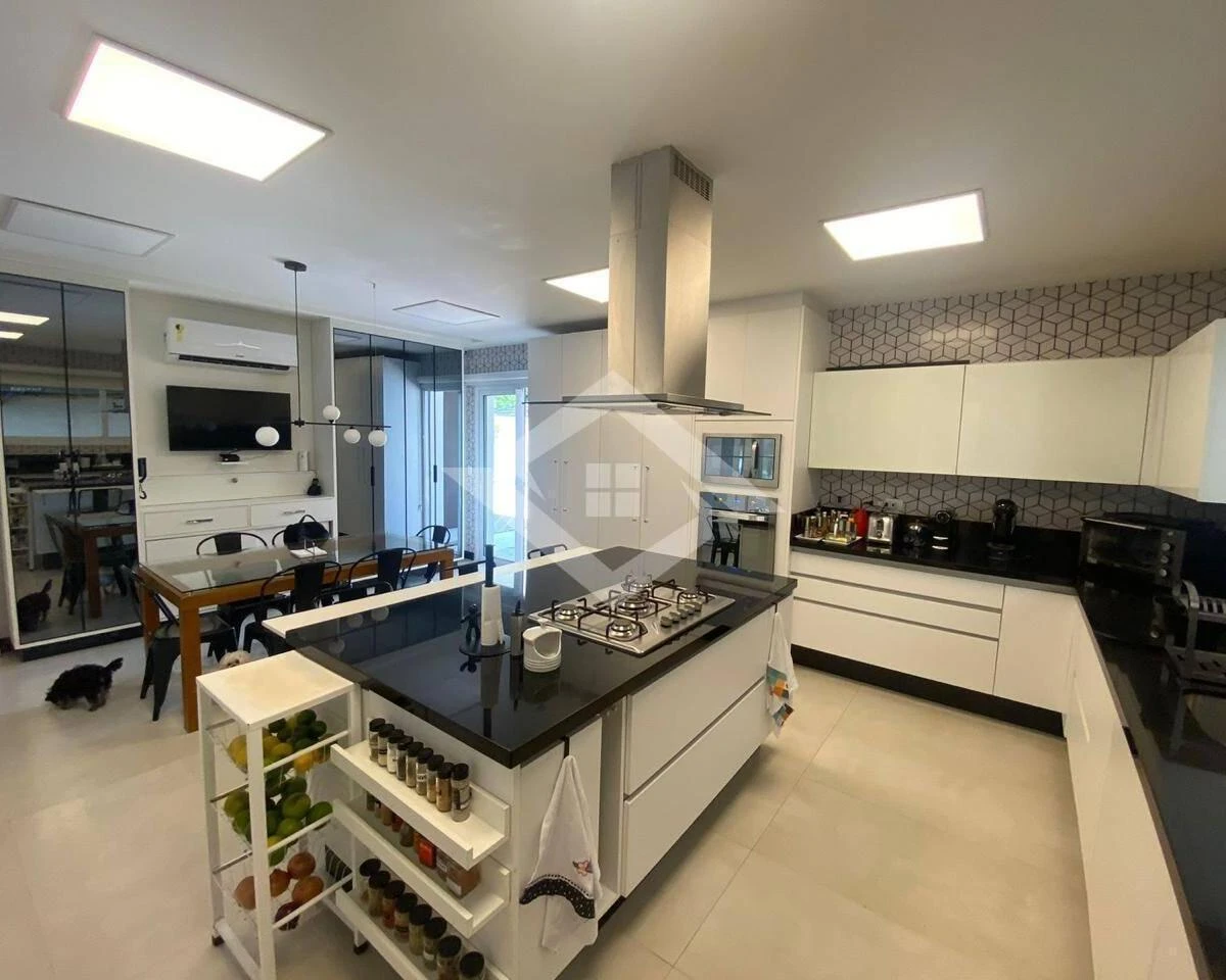 6 quartos e banheira: casa de 1000 m² — photo 12