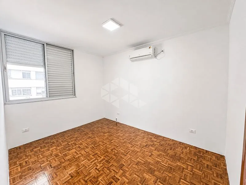 Apartment, 140 m², with wood or laminate floors — photo 4