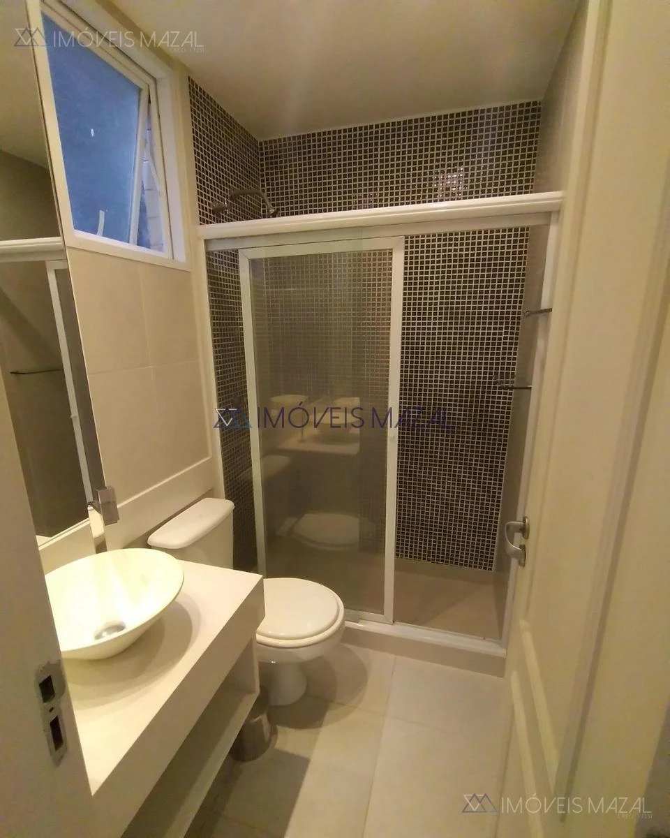 Glass-enclosed balcony in a one-bedroom apartment, 102 m² — photo 37