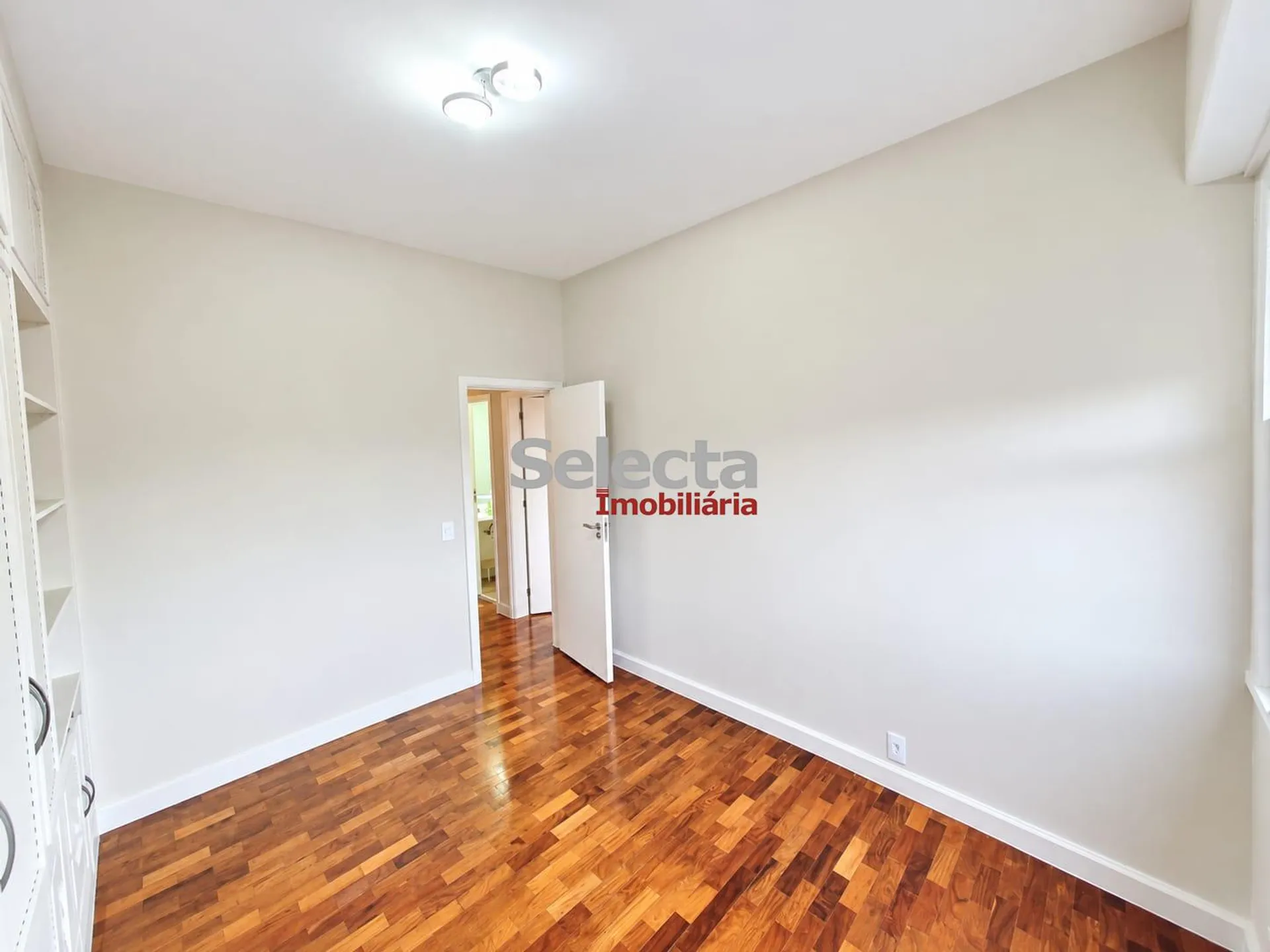 Apartment, 160 m², with wood or laminate floors — photo 12