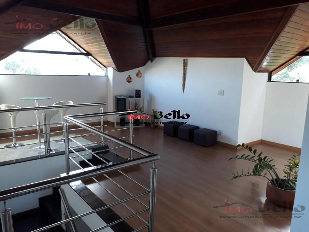 Casa com 3 suítes e 400 m², piso de madeira na sala — photo 6
