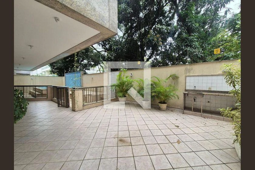 3-bedroom apartment in a building with a pool — photo 36
