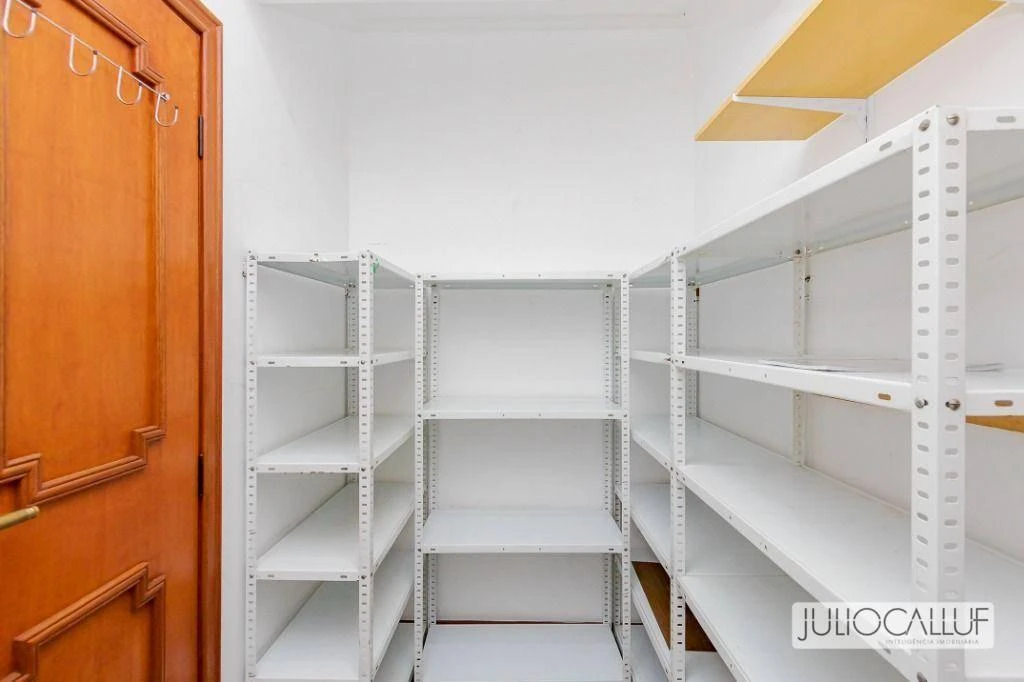 Застеклённый балкон и 3 спальни: квартира 151 м² — photo 38