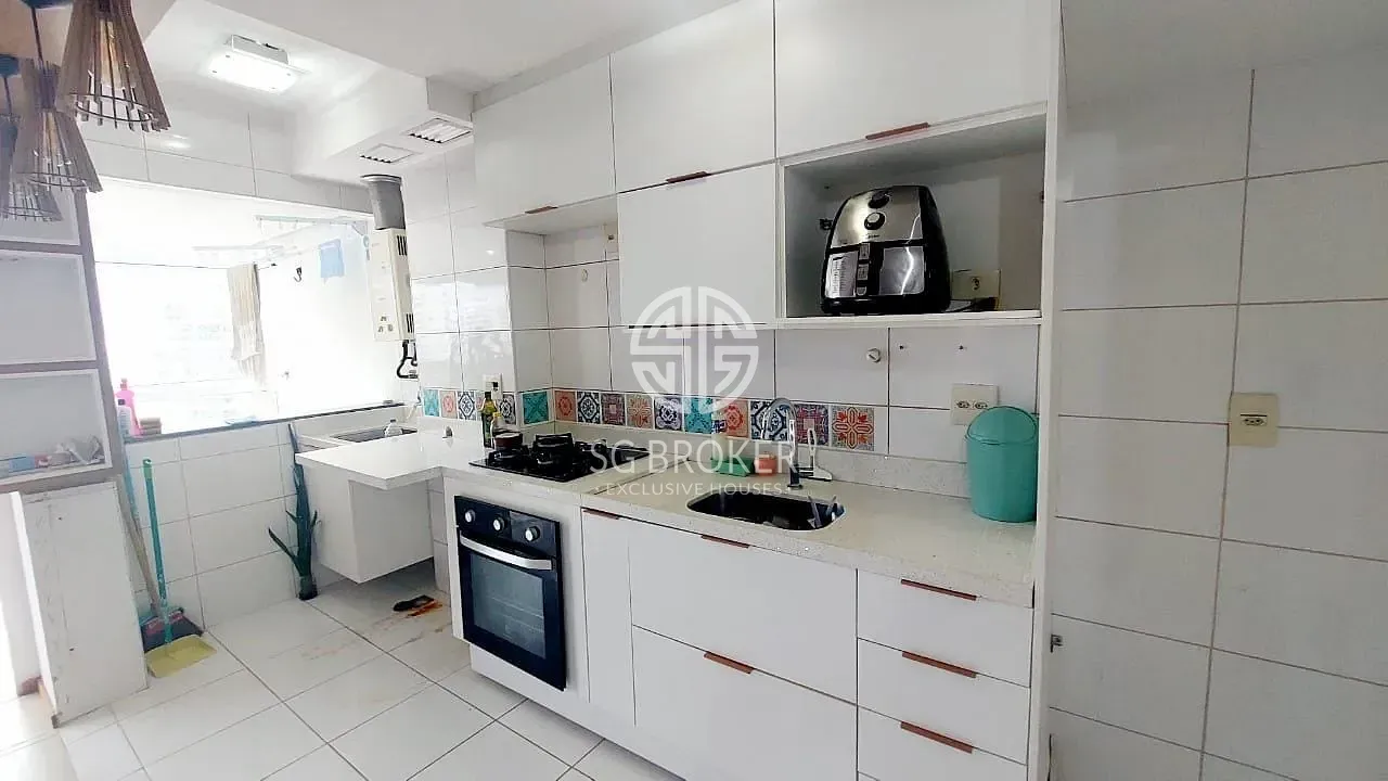 Glass-enclosed balcony in a 3-bedroom apartment, 77 m² — photo 5