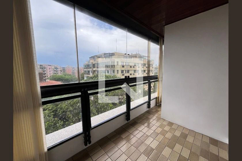 Glass-enclosed balcony in a 3-bedroom apartment, 103 m²