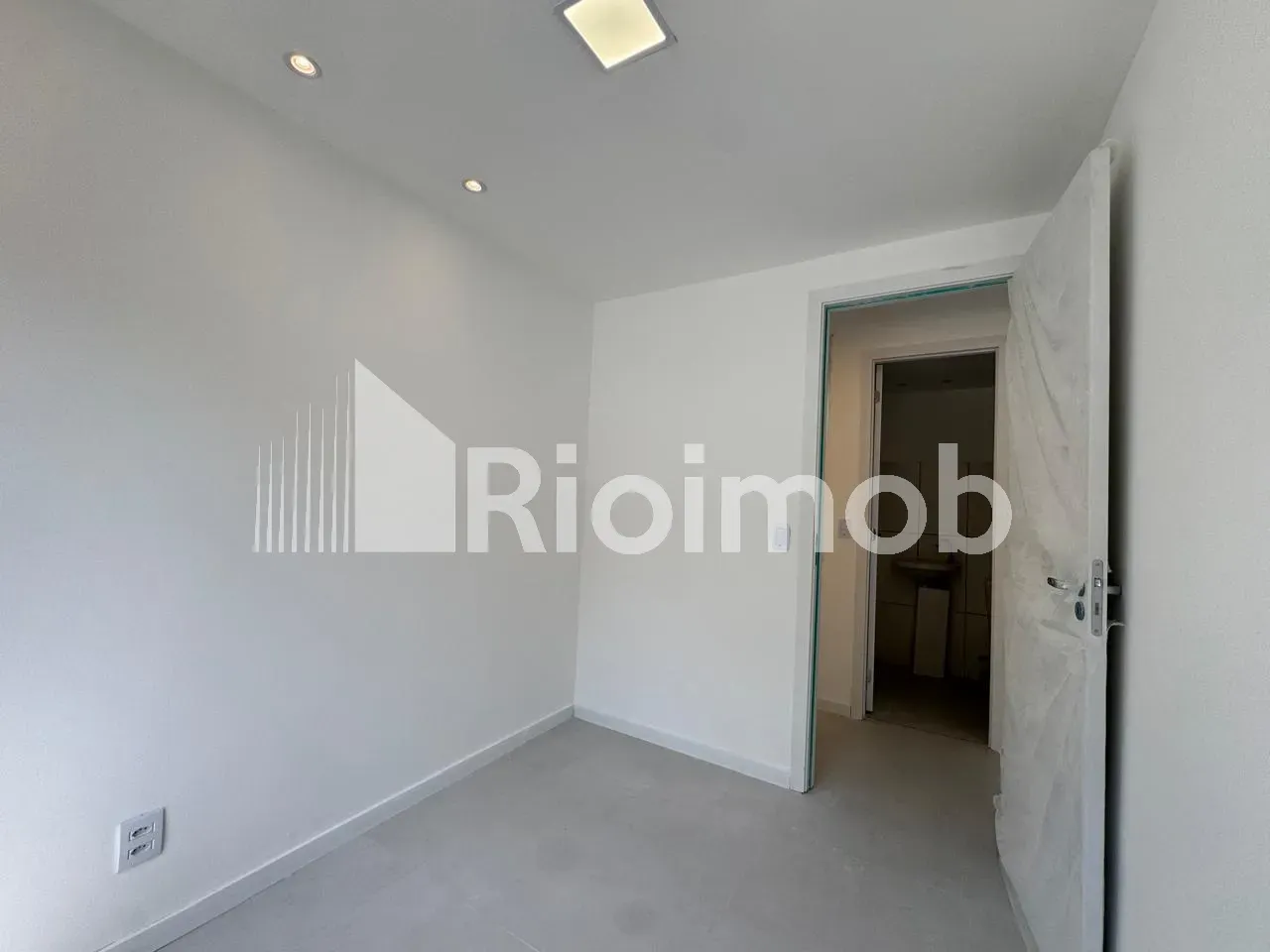 2-bedroom apartment with an open-plan kitchen — photo 13