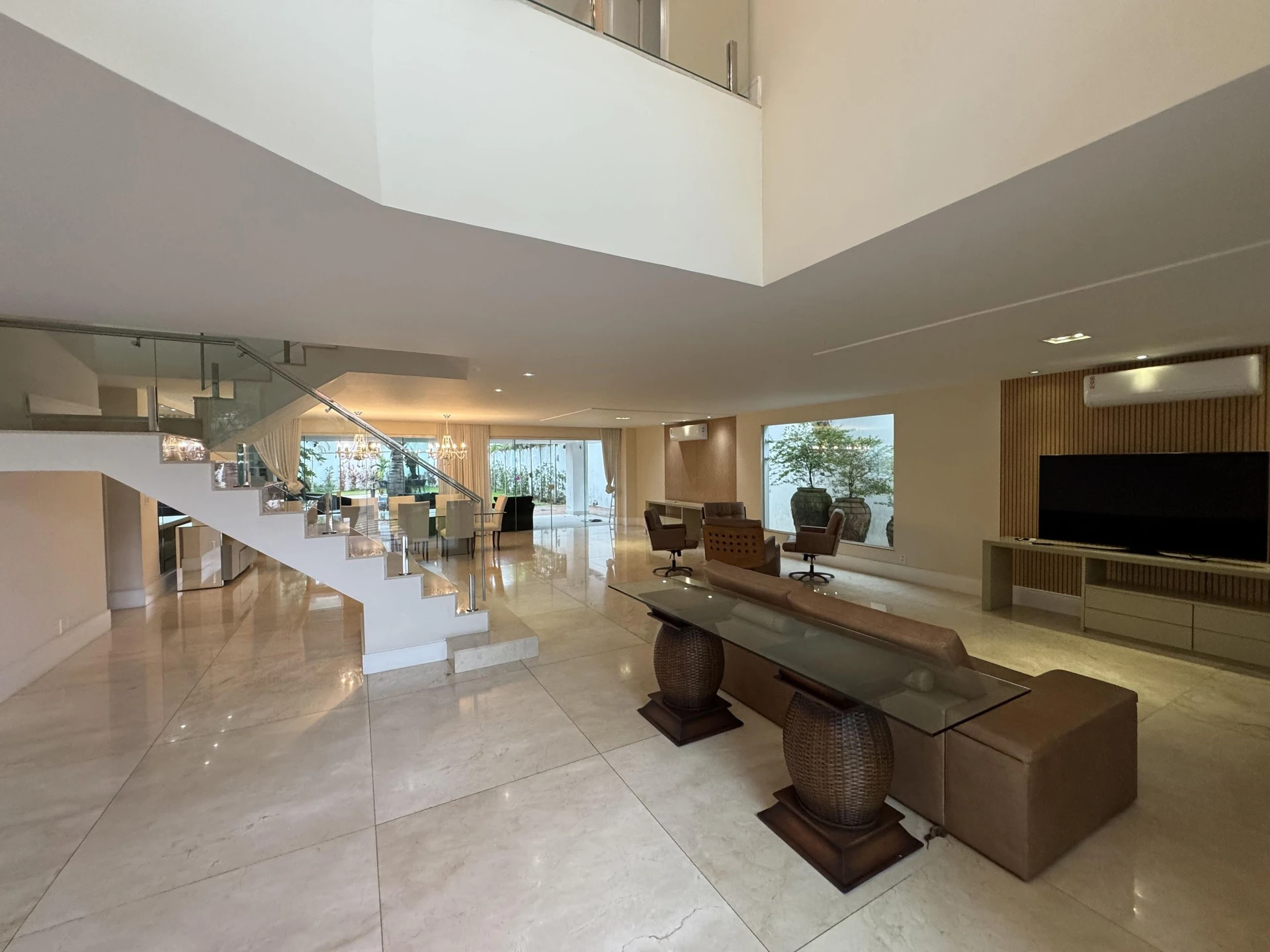 Bathtub in a 5-bedroom house, 1000 m² — photo 29