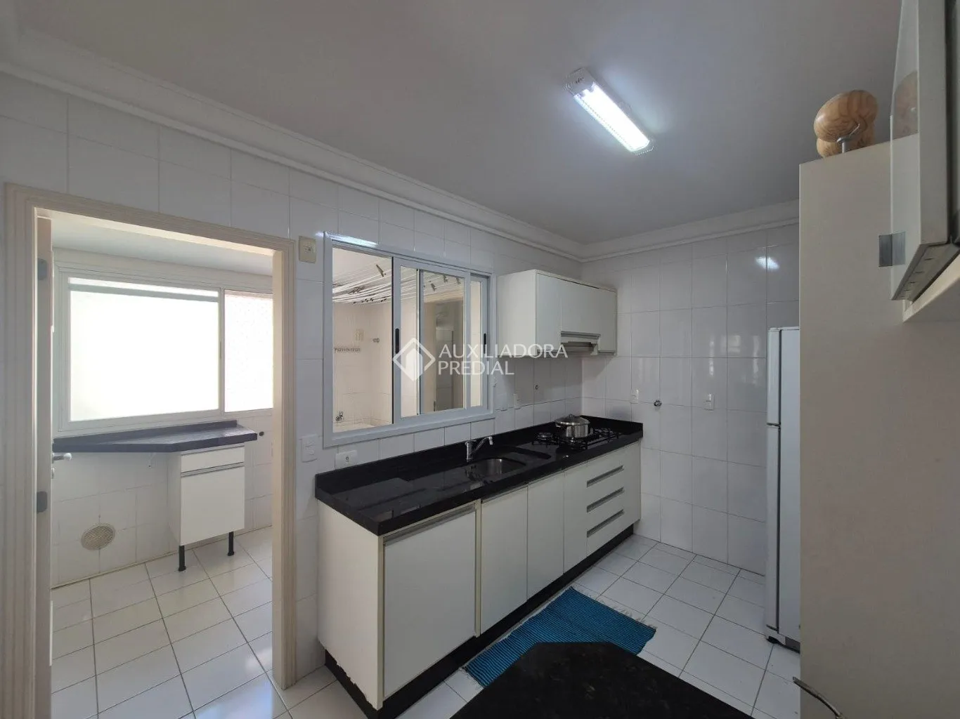 Furnished apartment with 3 bedrooms and 137 m² — photo 24