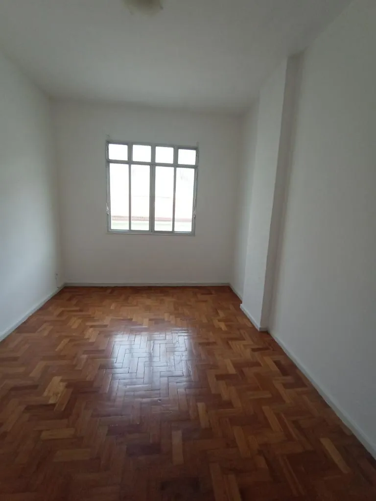 Wood or laminate floors in a one-bedroom apartment, 62 m² — photo 6